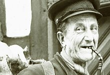 Er war der Letzte seiner Zunft, H. Blanke webte bis in die 1930er Jahre in seinem Haus in der Pfarrstra&szlig;e Oerlinghauser Leinen. - Repro: Horst Biere / Quelle: Arch&auml;ologisches Freilichtmuseum