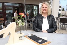 Jessica Schmidt hat jetzt die Stelle als Koordinatorin f&uuml;r das Caf&eacute; 104 &uuml;bernommen, das mit ehrenamtlichen Helferinnen und Helfern der evangelischen Kirchengemeinde betrieben wird. Hinten fragt Erna Schmidt einen Kunden nach seiner Bestellung. - Birgit Guhlke