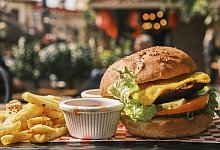 Ein Burgerladen hat es den Bielefeldern besonders angetan. - engin akyurt/pixabay