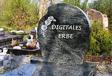 Symbolbild: Grabstein mit der Inschrift digitales Erbe *** Symbolic image tombstone with the inscription digital herita - imago images/U. J. Alexander