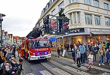 Feuerwehrmann Jens K&ouml;lker schwebt im Drehleiterkorb - Nicole Ellerbrake