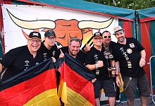 Sven Schurig (links) gewann mit seinen f&uuml;nf Mitstreitern in der Kategorie "Dessert" bei der Barbecue-Team-Weltmeisterschaft im belgischen Torhout den WM-Titel hat. - Grillwerkstatt Schurig