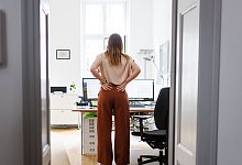 Rueckenschmerzen im Arbeitsalltag - picture alliance / /photothek.de