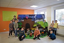 pressefoto-kunstlerin-irene-geers-und-die-schuler-der-2-klasse-prasentieren-stolz-ihr-kunstprojekt - Christlicher Schulverein Lippe