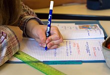 Das mache ich doch mit links: eine Sch&uuml;lerin bei den Hausaufgaben. - Jens B&uuml;ttner