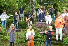 Die Sch&uuml;ler und Sch&uuml;lerinnen sowie die Lehrkr&auml;fte Michael Vo&szlig; (E-Bass), Andreas Friesicke (Violine), Mari Ito-Friesicke (Klavier), Monika Krawulski (Violoncello) und Regine Witt (Querfl&ouml;te) freuen sich auf den Neustart. - privat