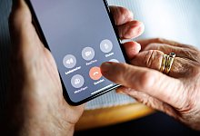 Seniorin mit Tablettenbox - picture alliance/dpa