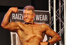 17 Minuten lang steht Heinz-Dieter Zembrzycki auf der B&uuml;hne und l&auml;sst seine Muskeln spielen. - Foto: privat/Achim Winkler/Repro: bat