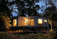 Safari-Feeling: Mitten im Tierpark Str&ouml;hen warten ger&auml;umige Stelzenh&auml;user auf &Uuml;bernachtungsg&auml;ste. - Tierpark Str&ouml;hen