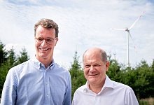 Bundeskanzler und der Ministerpraesident von NRW besuchen den Buerger-Windpark Simmerath Bundeskanzler Olaf Scholz gemei - IMAGO/Political-Moments