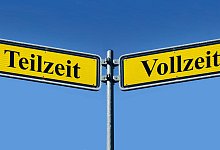 zwei Wegweiser mit Teilzeit und Vollzeit - picture alliance / ZB