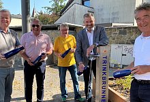 B&uuml;rgermeister Dirk Becker (2. v. r.) und Vertreter des Marketingvereins bei der Vorstellung des Trinkbrunnens auf dem Rathausplatz im September. - Horst Biere
