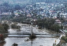 Derzeit fällt der Pegel an der Weser bei Höxter. Aber bleibt das auch so - trotz weiterer Regenfälle? - Gerald Dunkel