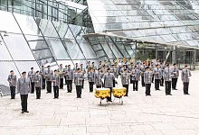 hmk_hannover_orchester_1-aufstellung-vor-konzerthaus1 - Bildrechte: Heeresmusikkorps Hannover