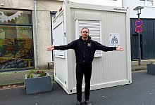 "Na, wo ist mein Laden?", fragt Michael Hohensohn durchaus genervt. Aus Autofahrerperspektive aufgenommen wird deutlich, wie ungl&uuml;cklich der Container f&uuml;r den Mountainbike-Laden "RadStand" an der Ritterstra&szlig;e steht. - Kurt Ehmke