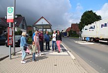 Die Selbecker Andrea Stammeier (von links) mit Lio und Leni, Angelika Deppe, Siegfried Ehlert, Dieter Schneider, Friedhelm Deppe, Walter S&ouml;lter, Herbert Stammeier und Cornelia Stegemann blicken auf die vielen Lkw, die durch Selbeck fahren. - Nadine Uphoff