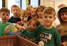 pressefoto-die-kita-kinder-zeigen-auf-der-landkarte-wo-thailand-liegt - August-Hermann-Francke-Kita