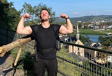 Baumstamm-Wanderer - Max Breitsprecher