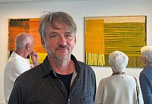 2024-05-26-foto-axel-ploger-bei-kunstausstellungseroffnung-in-residenz-werreterrassen - Kay Sandmann-Puzberg