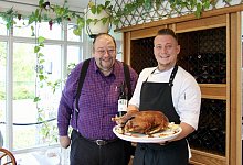 Norbert Lange und K&uuml;chenchef Florian Gr&ouml;nnert vom Landhaus Schieder - Christina Pfrommer