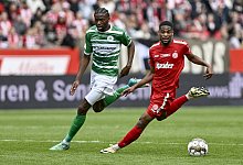 v. li. im Zweikampf Matona-Glody Ngyombo ( 8, Rot-Weiss Oberhausen) Isaiah Young ( 30, Rot-Weiss Essen) 25.05.2024 Fussb - IMAGO/pepphoto