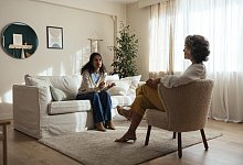 Patient discussing mental health issues with psychologist at home - picture alliance