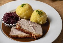 Bayerischer Schweinsbraten mit Kn&ouml;deln - picture alliance/CHROMORANGE | Bernd Juergens