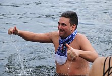 Neujahrsschwimmen 2024 in SHS - Sigurd Gringel