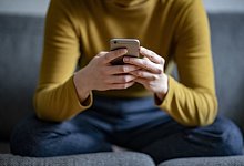 Eine junge Frau h&auml;lt ein Smartphone in der Hand. Am 8. Dezember, dem bundesweiten Warntag, soll zum ersten Mal das neue Warnsystem Cell Broadcast zum Einsatz kommen. Handybesitzer erhalten dann eine Testnachricht. - dpa/Fabian Sommer