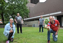 Christina Michel und Pressesprecher Nico Ulbrich (vorne) haben kleine Pr&auml;sente vorbereitet. Hinter ihnen stehen Andreas Otte (l.) und Pastor J&ouml;rg Gronemeier, der den Kirchenraum f&uuml;r die Info-Veranstaltung zur Verf&uuml;gung gestellt hat. - Karin Prignitz