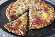 Aufgebackene Tiefkuehlpizza. - picture alliance