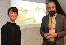 Nike Alkema, Leiterin des St.-Hedwigs-Hauses, und Museumsdirektor Kornelius Ens verfolgen dasselbe Ziel. Sie m&ouml;chten Vorurteile und Missverst&auml;ndnisse &uuml;ber Russlanddeutsche abbauen. - Knut Dinter