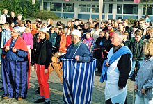 Pestalozzis Erben &ndash; ein gallisch-r&ouml;misches Jux-Spektakel veranstaltete die Abiklasse des Jahres 1997 auf dem Schulhof. Zur Schulentlassung traten in lustiger Verkleidung die Lehrer Fritz Haeger (v. li.), Christina Harth, R&uuml;diger Gerke, Friedrich Mahlmann und Ulrike Niemeyer auf. - Horst Biere