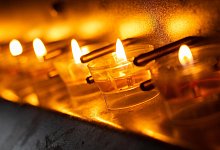 Themenfoto Symbolfoto Themenbild Themenbild Trauer Tod Kerze Kerzen Kirche / aufgenommen in Gaukirche in Paderborn - Themenfoto: Niklas Tüns