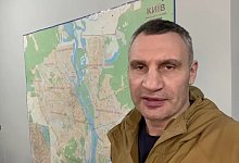 Sichtlich ersch&ouml;pft, aber dankbar f&uuml;r die Hilfe: Vitali Klitschko in dem Gru&szlig;video, das er nach der Ankunft des Transporters zur&uuml;ck nach Ostwestfalen schickte. - Bethel