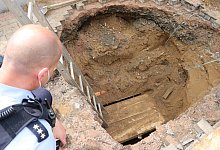 In rund zwei Metern Tiefe verl&auml;uft der Tunnel, den Unbekannte zur Volksbank gegraben haben. - Ekkehard Wind