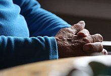 Wenn die H&auml;nde zittern: Was hinter einem Tremor stecken kann - dpa