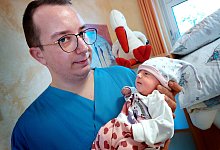 Der G&uuml;tersloher Tobias Mientus (22) arbeitet als Hebamme und hat j&uuml;ngst K&uuml;branur Mangal auf die Welt geholfen. - Andreas Fr&uuml;cht