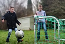 im-garten-vom-iq-wird-schon-fleiig-gekickt-foto_sos-kinderdorf-lippe - SOS-Kinderdorf Lippe