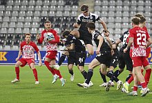 Niklas Lang (SC Freiburg II, 27),Christopher Lannert (Arminia Bielefeld 24) und Fabian Klos (Arminia Bielefeld 09) im Ka - Imago Images