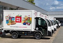 In Reih und Gleid stehen die ersten E-Vans, die extra für "Picnic"-Bedürfnisse entworfen wurden, an der Sudbrackstraße zum Einsatz bereit. Seit 22. Juni wird ausgeliefert. - Andreas Zobe