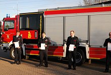 Gl&uuml;ckw&uuml;nsche und Urkunden gab es f&uuml;r Eric Diekmeier (v. l.), Max Schewe, Marvin M&auml;scher und Bastian Nordmeyer, die nun allesamt Brandmeister sind, und f&uuml;r den neuen Brandoberinspektor Lars Koppmann. - Freiwillige Feuerwehr Leopoldsh&ouml;he