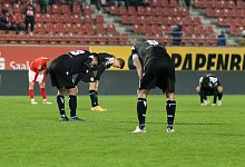 Arminia Spieler nach Abpfiff, Spiel endet 2:2, Hallescher FC - Arminia Bielefeld, Fussball, 3. Liga, 18. Spieltag, 2023/ - Imago Images