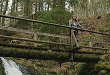 Scarlett S., hier in einer nachgespielten Szene des ZDF, machte sich eines Tages auf zu einer Wandertour. Es wird ihre letzte Tour bleiben. - ZDF / Marcus von Kleist