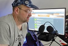 Frank Sauren spricht einen Text f&uuml;r ein Video ein. - Svenja Ludwig