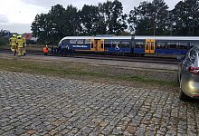 Der verletzte Zugführer und 80 Reisende müssen nach dem Unfall von der Feuerwehr aus dem entgleisten Zug geführt werden. - Feuerwehr Paderborn