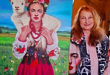 mirka-machel-vor-ihrem-gemalde-frida-mit-lamm - Bildrechte: Mirka Machel