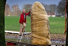 Die Künstlerin Marion Plaßmann mit ihrer Sandsteinskulptur. - Andreas Frücht