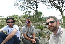 Vor seiner Diagnose verbrachte Bernhard Mewis (Mitte) viel Zeit mit Freunden, hier auf einer Serengeti-Reise. - Privat