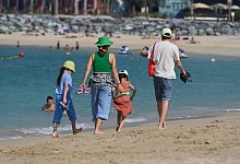 Familie mit zwei kleinen Kindern beim Strandspaziergang am Strand Le Mer in Dubai am 02.01.2023. *** Family with two sma - IMAGO/Sven Simon